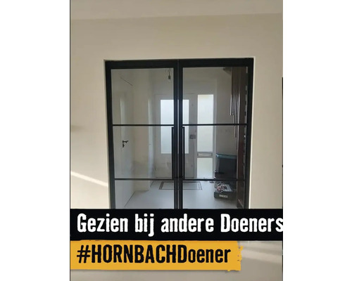 Dubbele glazen deur met zwart frame in een heldere ruimte