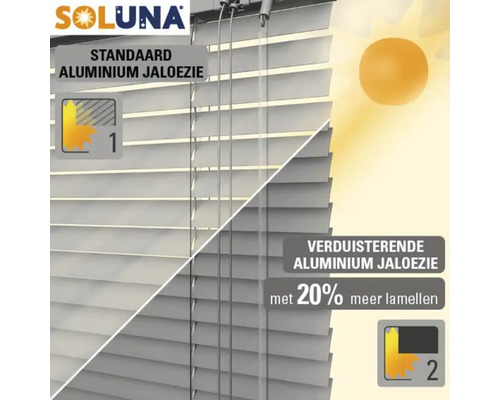Soluna Logo. Weergave van standaard aluminium jaloezie en verduisterende aluminium jaloezie met 20 procent meer lamellen.