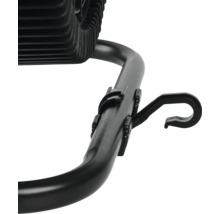 Gedetailleerde weergave van een zwarte radiator met buizen en ophanginrichting