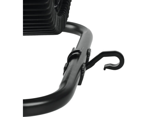 Gedetailleerde weergave van een zwarte radiator met buizen en ophanginrichting