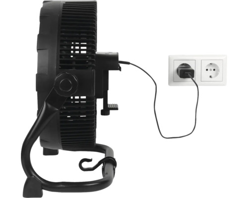 Zwarte ventilator met adapter aangesloten op een stopcontact