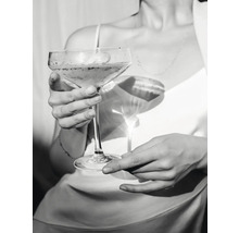 Vrouw houdt een champagneglas vast