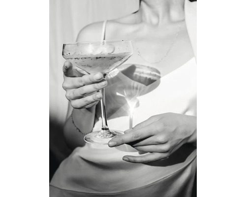 Vrouw houdt een champagneglas vast