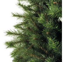 Close-up van een kunstkerstboom met groene naalden