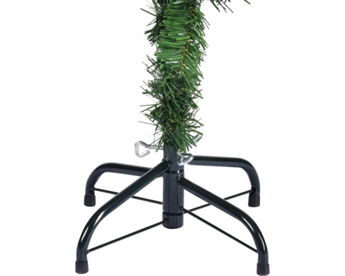 Detailopname van een kunstkerstboom met metalen standaard en groene plastic takken.