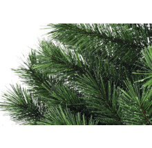 Detailopname van een kunstmatige kerstboom met groene naalden