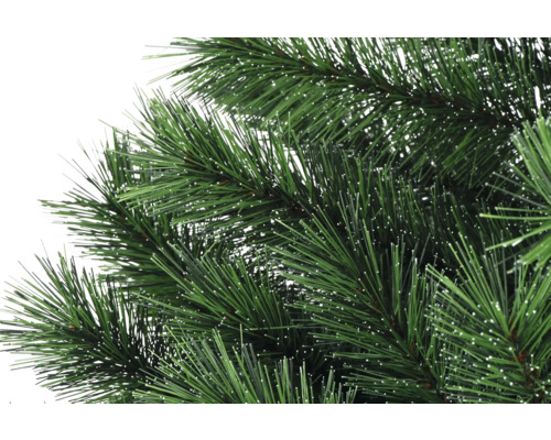 Detailopname van een kunstmatige kerstboom met groene naalden