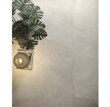 Tegelvloer met kamerplant, lamp en boek