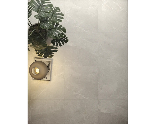 Tegelvloer met kamerplant, lamp en boek