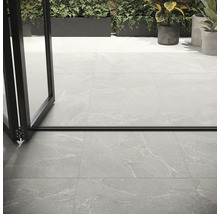 Buitenvloertegels met open deurkozijn