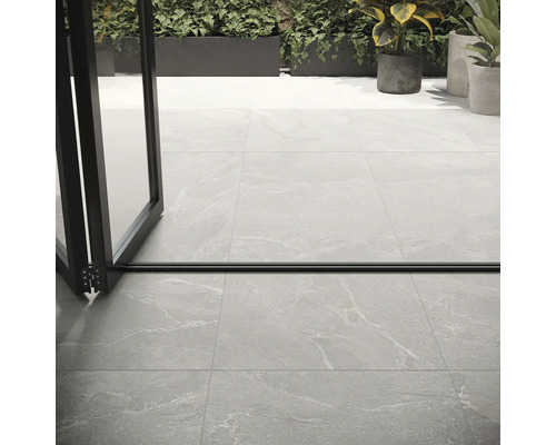 Buitenvloertegels met open deurkozijn