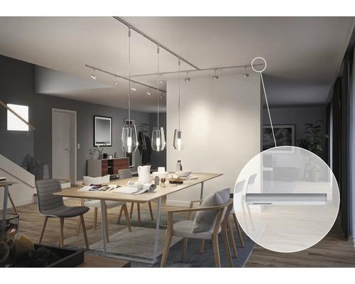 Eetkamer met eettafel en plafondrail met spots en hanglampen.