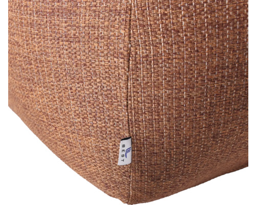 Detailopname van een bruine zitzak met textieloppervlak en fabrikantenlabel