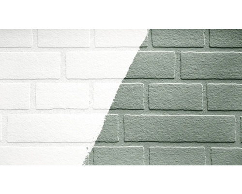 Een bakstenen muur is voor de helft geschilderd.