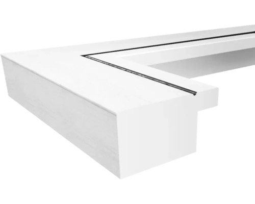 Hoekdetail van een wit deurkozijn met afdichting