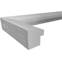 Hoekdetail van een zilverkleurige fotolijst met houtstructuur