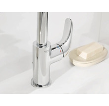 Glanzende kraan van Grohe naast zeep