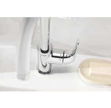 Grohe Logo. Eenhendelmengkraan van metaal op de wastafel.