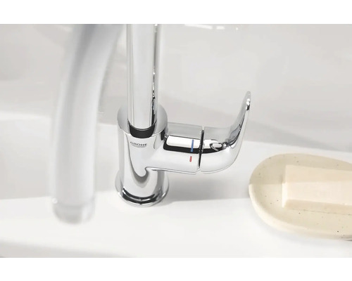 Grohe Logo. Eenhendelmengkraan van metaal op de wastafel.