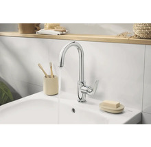 Moderne badkamer met wastafel, Grohe kraan en bamboe tandenborstels