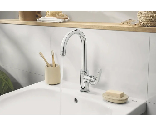 Moderne badkamer met wastafel, Grohe kraan en bamboe tandenborstels
