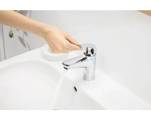 Armatuur in de badkamer met een stromende kraan