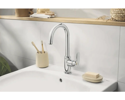 Wastafelkraan in de badkamer met tandenborstels en zeep