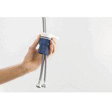 Handeling met flexibele verbindingsslangen voor kraanmontage