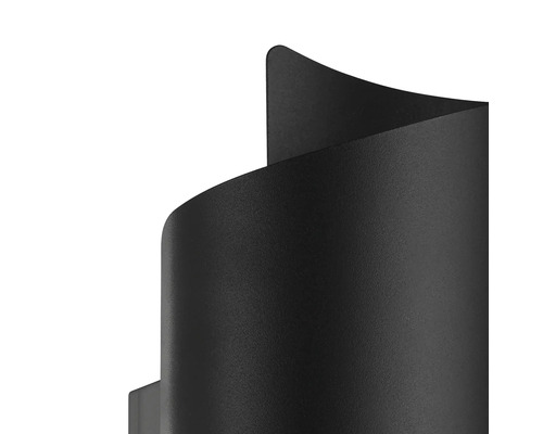 Detailopname van een spiraalvormige wandlamp.