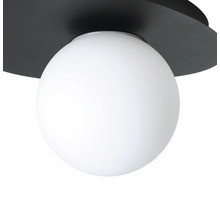 Plafondlamp met ronde, witte glazen bol
