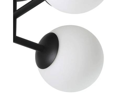 Plafondlamp met zwart frame en witte bolvormige lampenkappen