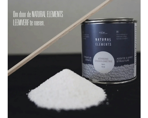 Structuurtoevoeging voor leemverf met roerhout en fijne korrel