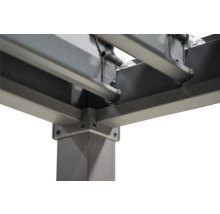 Detailopname van een metalen pergola constructie met hoekverbindingen