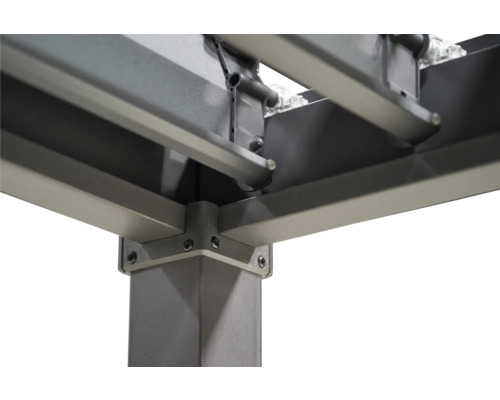 Detailopname van een metalen pergola constructie met hoekverbindingen