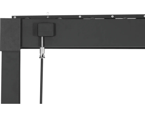 Detailaanzicht van een pergola met trekmechanisme voor het bedienen van de zonwering.