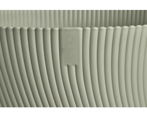 Gedetailleerde weergave van een geribbelde bloempot met Elho logo.