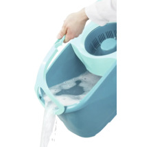 Giet een schoonmaakemmer leeg met water