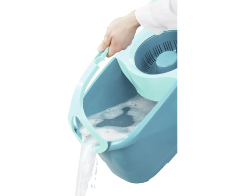 Giet een schoonmaakemmer leeg met water