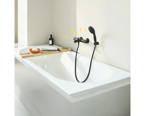 Foto van een badkuip met kraan en douchekop