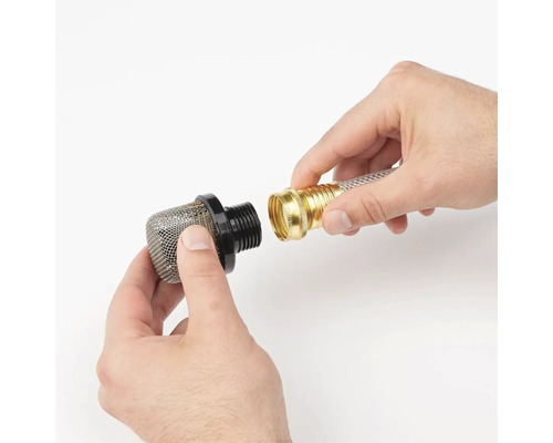 Tuinfilter met tuinslangaansluiting in de hand