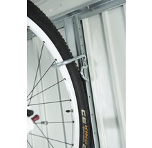 Fietsophanging met fietsband aan een metalen wand