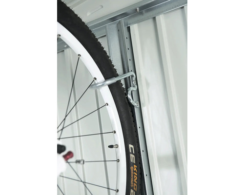 Fietsophanging aan een metalen wand met fietsband