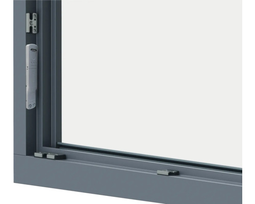 Detailopname van een grijs raam met raamkruk en beslag