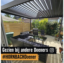Pergola met tuinmeubelen en barbecue op terras
