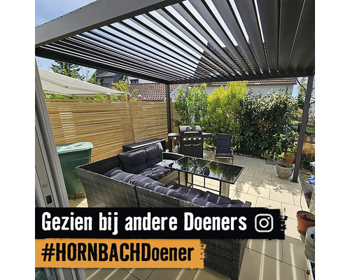 Pergola met tuinmeubelen en barbecue op terras
