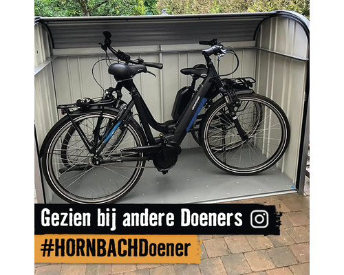 Twee fietsen in een fietsenstalling