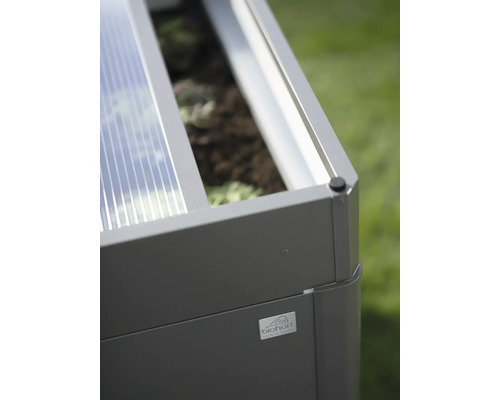 Verhoogde tuinbak met planten en Biohort logo