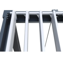 Detailopname van een lamellenpergola met verstelbare lamellen