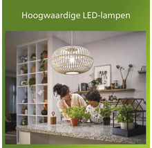 Hoogwaardige ledlamp boven keukentafel met moeder en kind