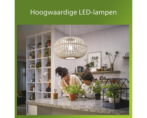 Hoogwaardige ledlamp boven keukentafel met moeder en kind